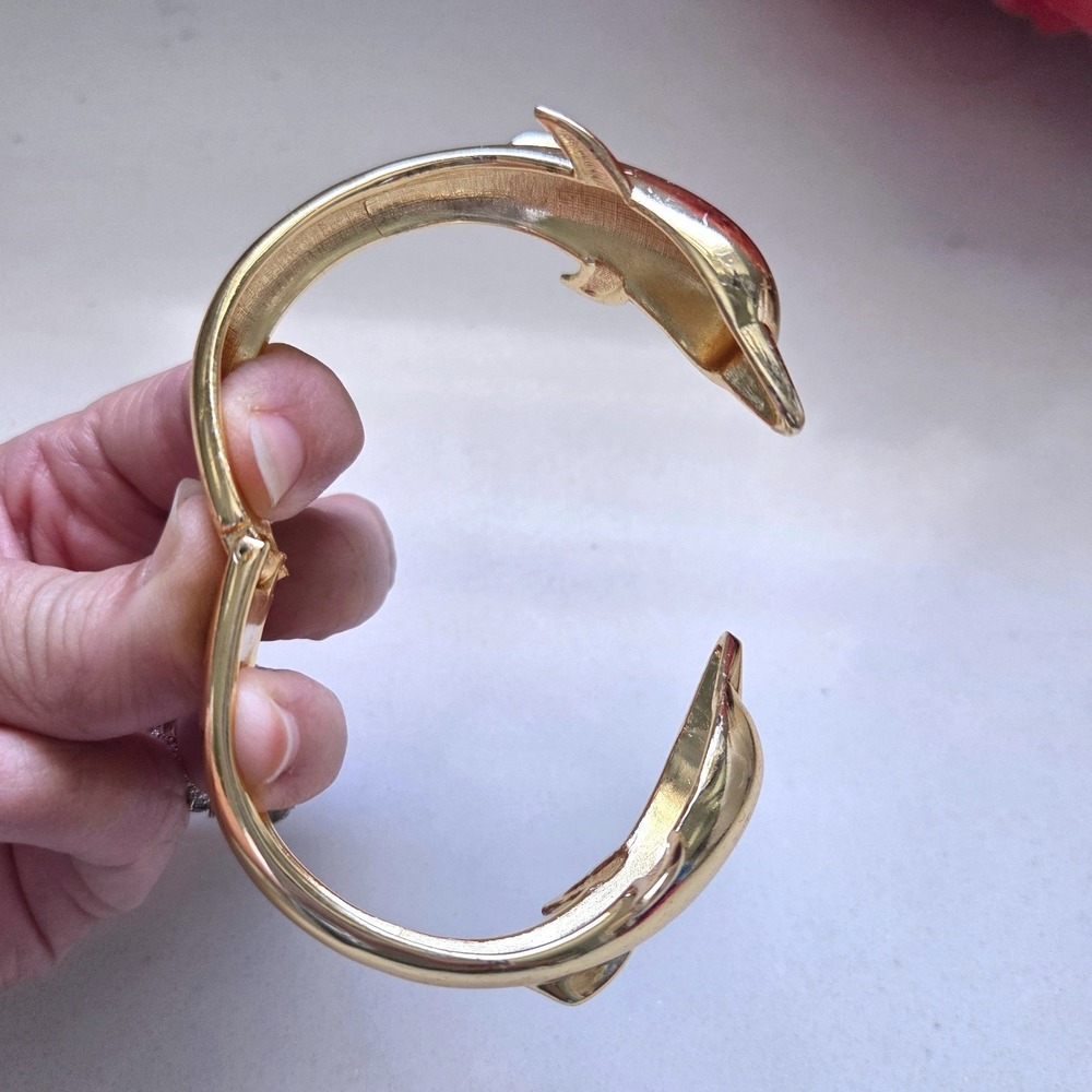 Vintage Gold Tone Double Dolphin Bypass Hinge Bangle Bracelet Coastal Jewelry - Picture 5 of 6
